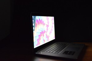 Dell XPS 15 screen side
