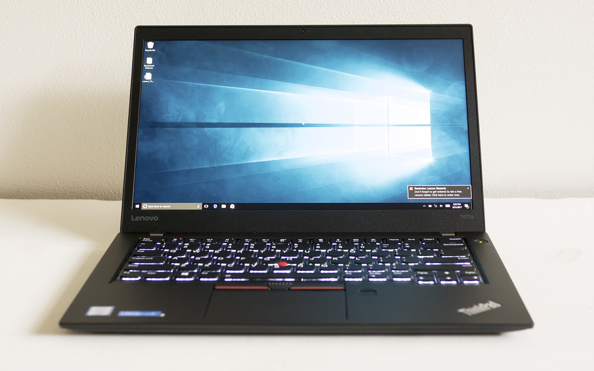 Laptop ThinkPad T470s, layar hitam dengan logo merah di bagian atas